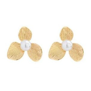 Aretes dorados de flor